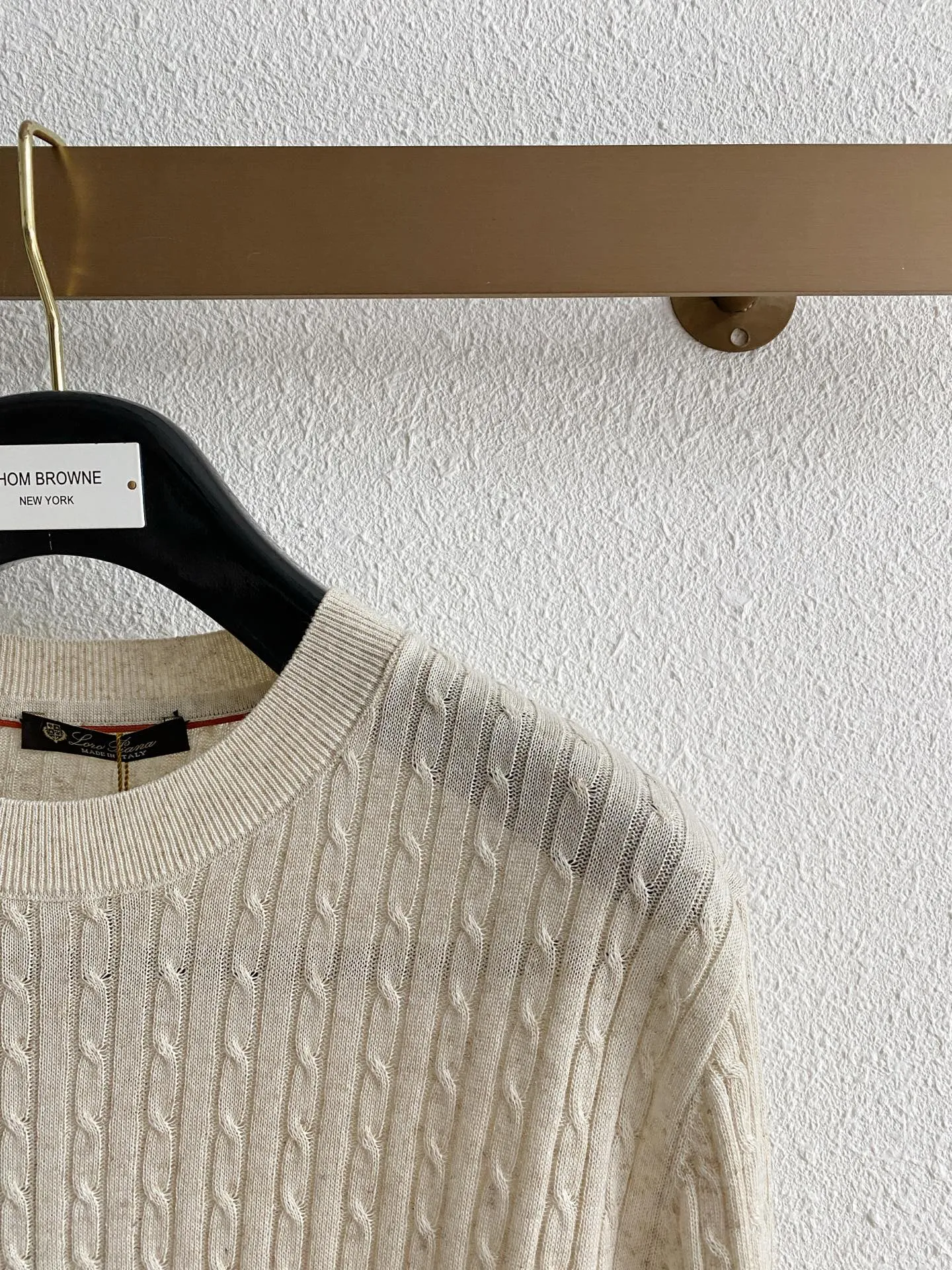 Loro Piana's entire piece of clothing is made of vertical twist cable weaving, with a retro sense of sophistication. Compared with smooth ordinary T-shirts, it has a stronger texture and high-end feel, and is also visually slimmer. There is the brand's iconic Red webbing on the inside of the collar, which is a common detail design of LP. It is low-key and noble, and it also embodies the "logo-free high-end feeling". Sizes:M-3XL